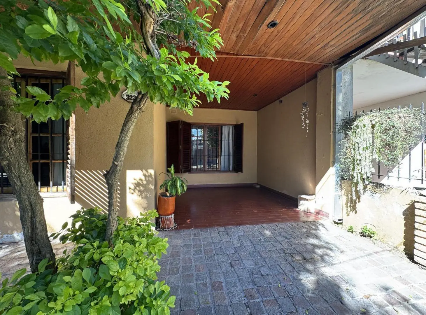 Casa 4 ambientes con jardin, pileta y cochera, Barrio Maritimo en venta! 2