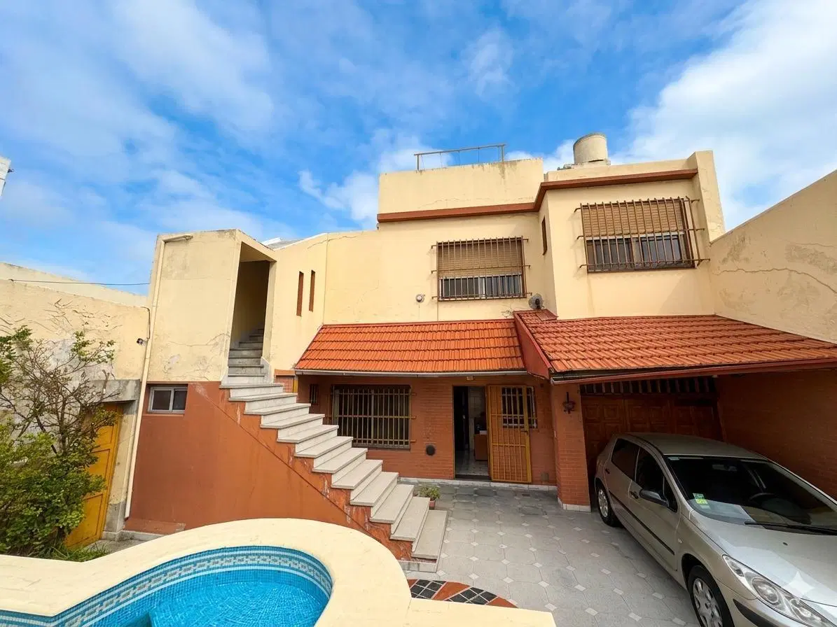 Casa 5 ambientes, con patio, quincha y pileta. Cocheras varios autos, en Piñeyro 3
