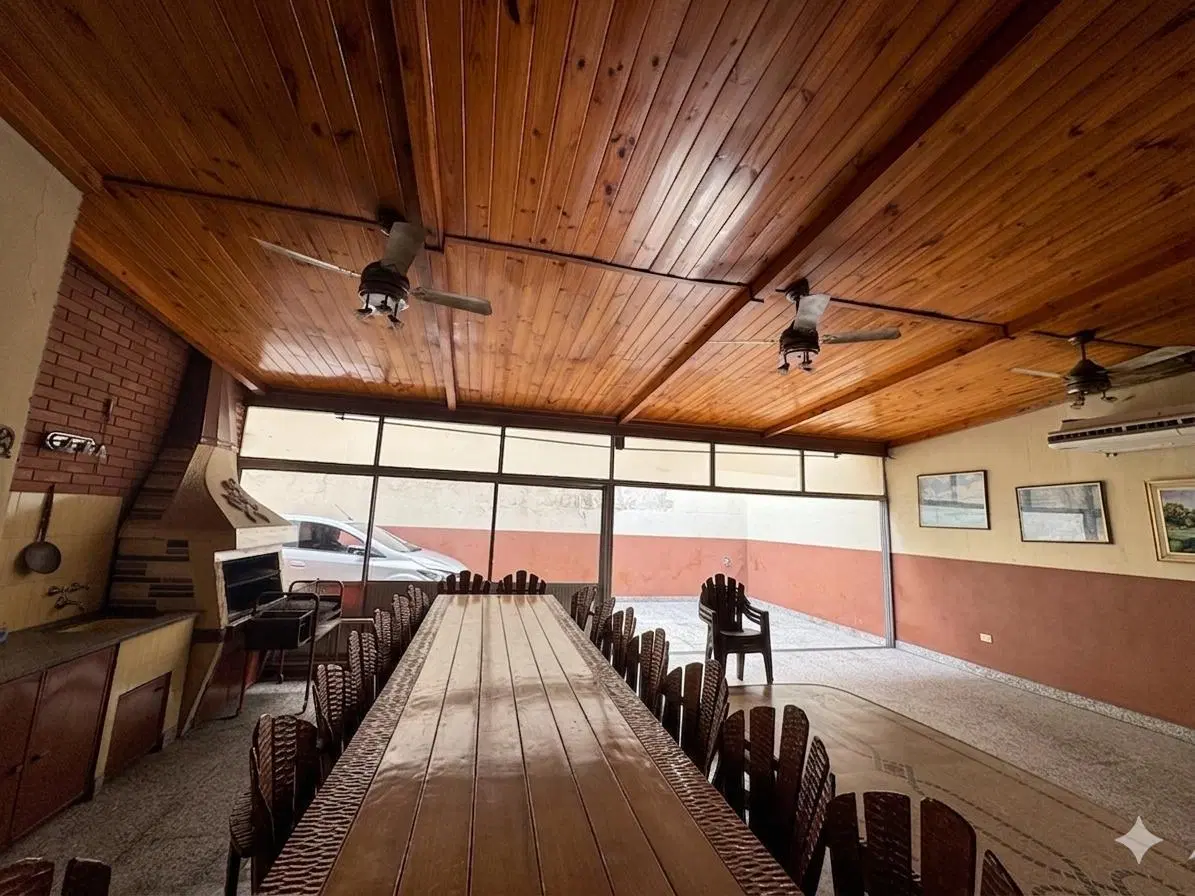 Casa 5 ambientes, con patio, quincha y pileta. Cocheras varios autos, en Piñeyro 8