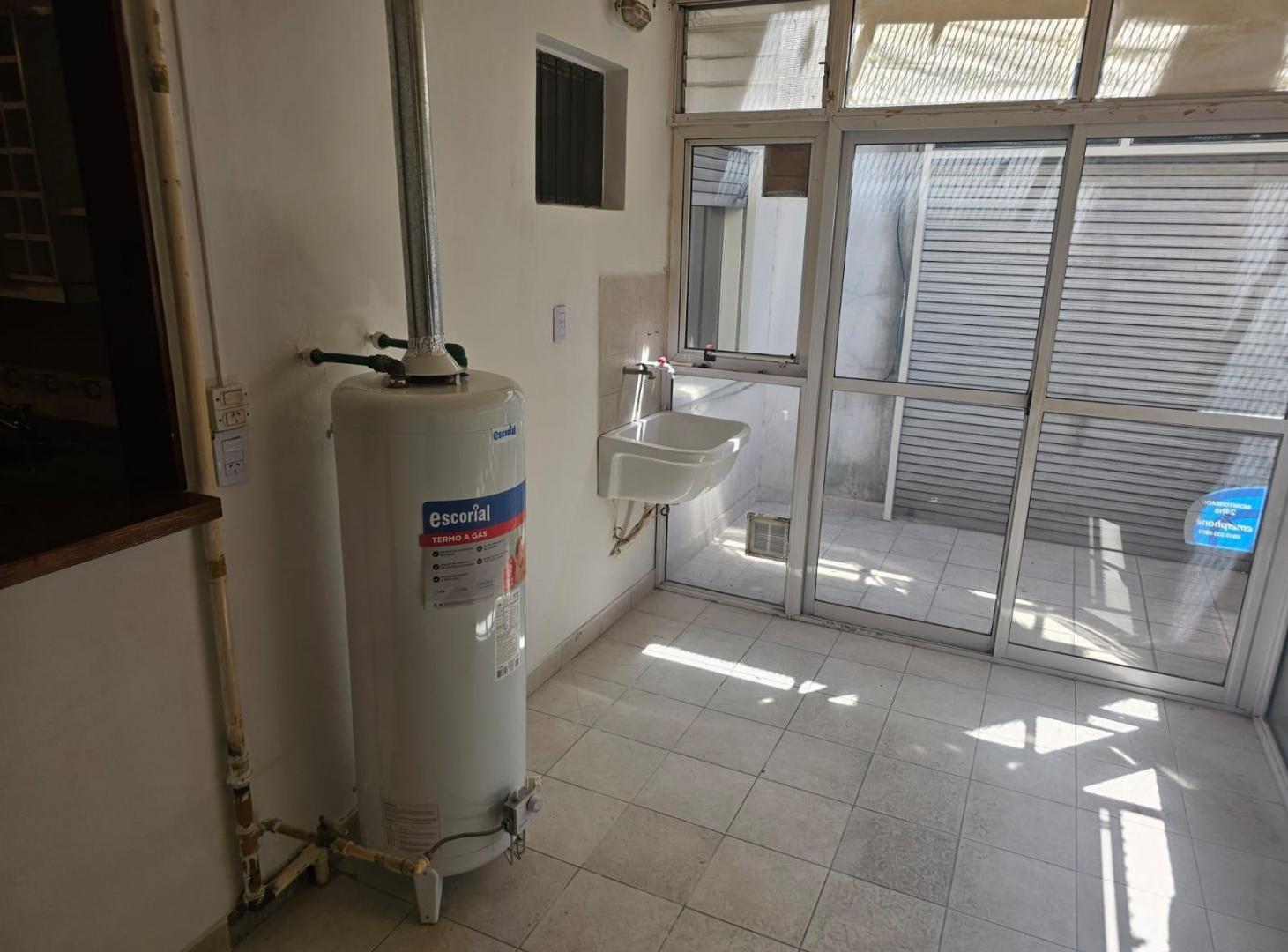 Foto de Departamento 4 ambientes, con patio y cochera en venta, Balvanera, imagen 3