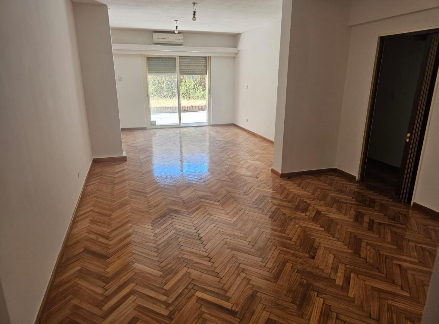 Foto de Departamento 4 ambientes, con patio y cochera en venta, Balvanera, imagen 1