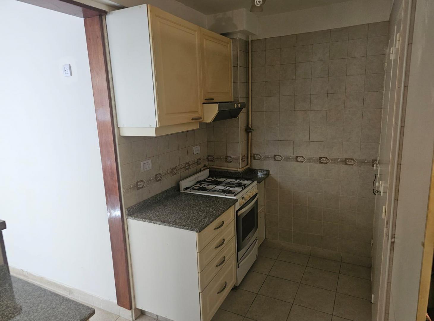Foto de Departamento 4 ambientes, con patio y cochera en venta, Balvanera, imagen 2