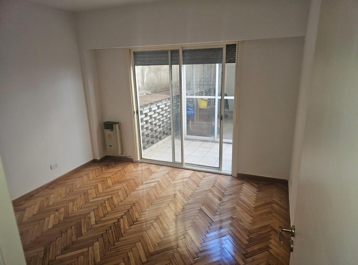 Foto de Departamento 4 ambientes, con patio y cochera en venta, Balvanera, imagen 5