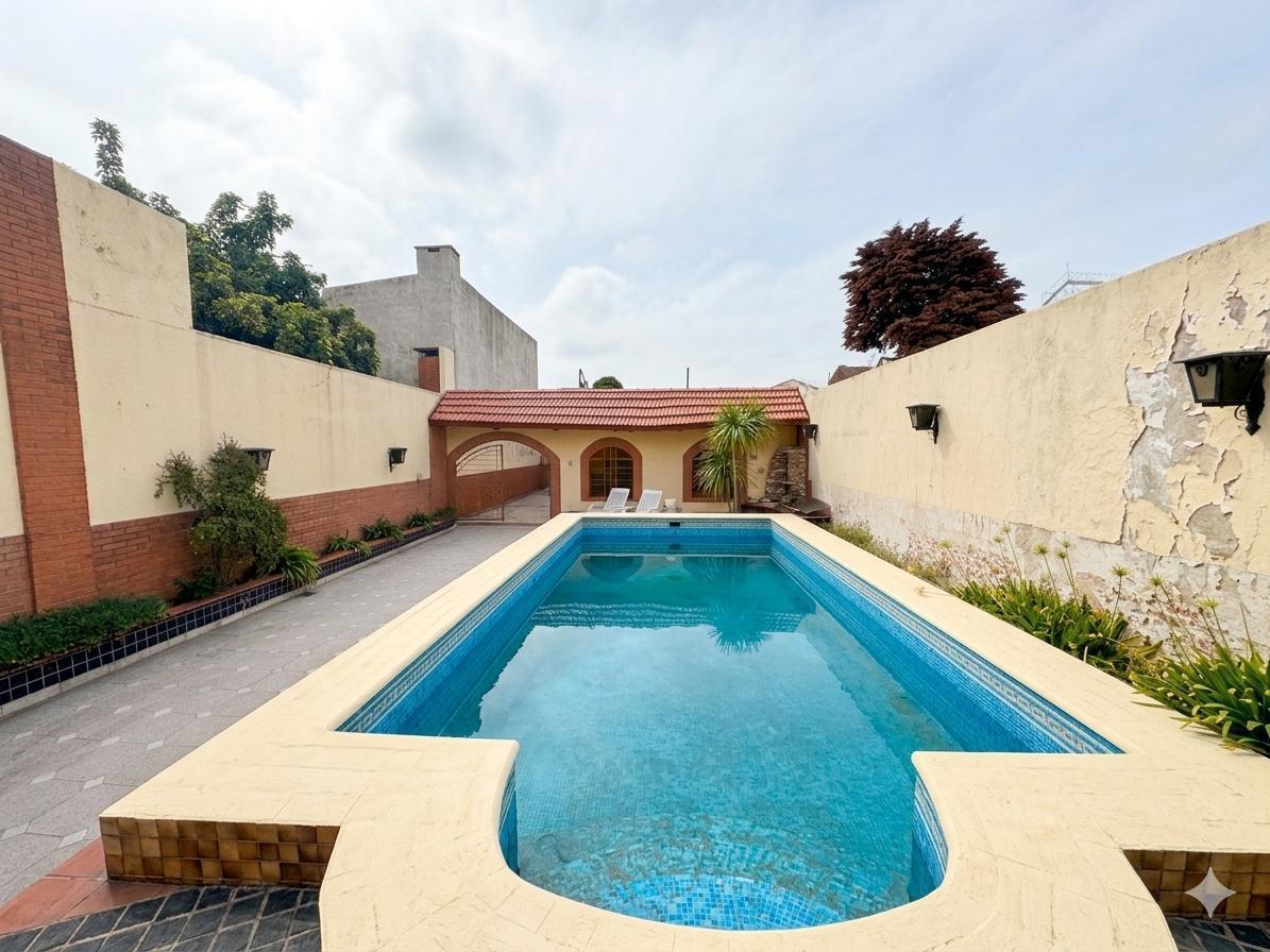 Foto de Casa 5 ambientes, con patio, quincho y pileta. Cocheras varios autos, imagen 1