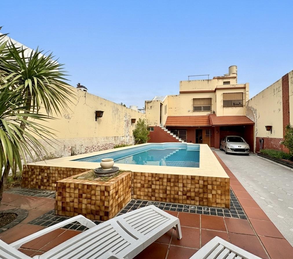 Foto de Casa 5 ambientes, con patio, quincho y pileta. Cocheras varios autos, imagen 4