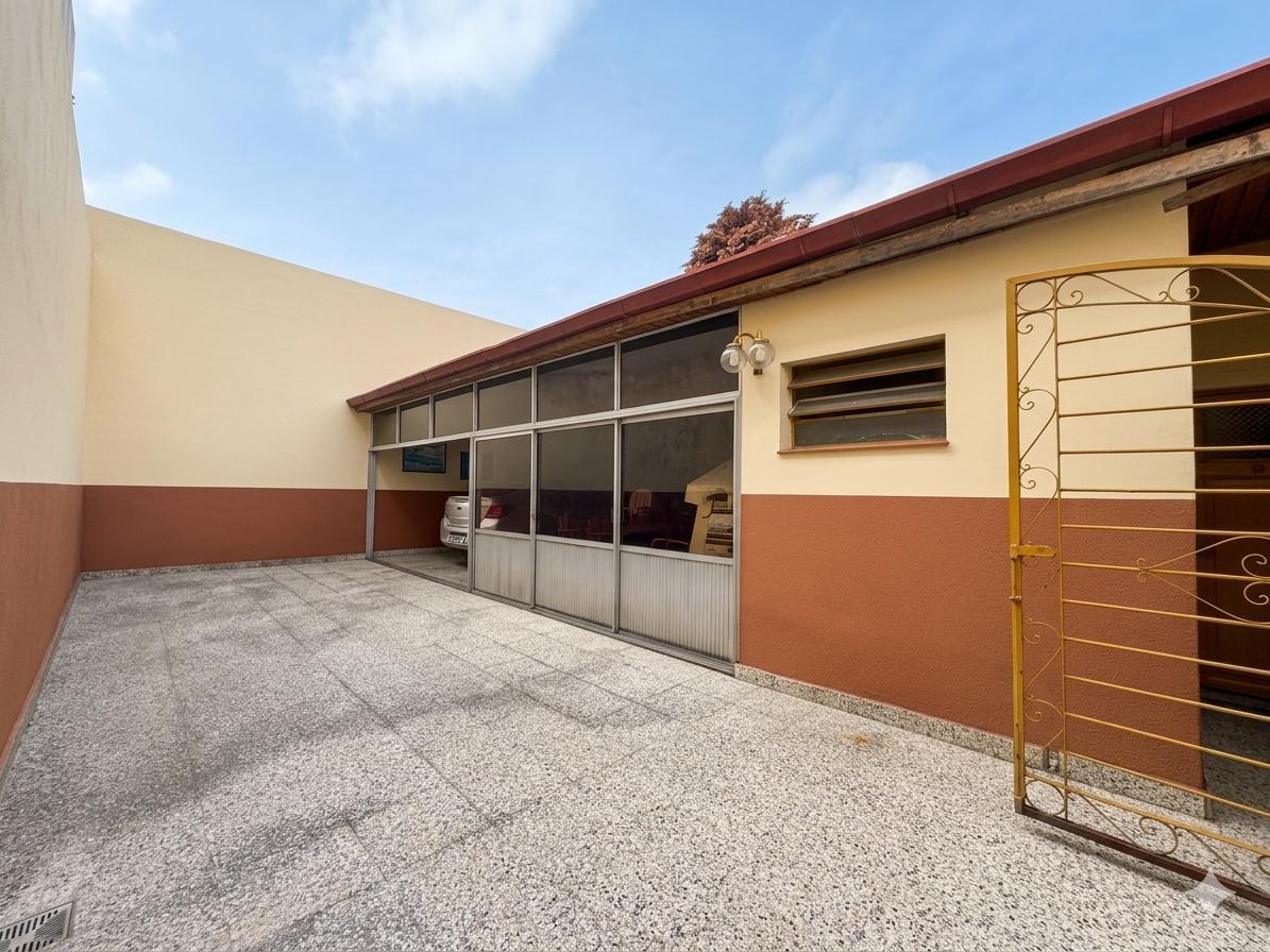 Foto de Casa 5 ambientes, con patio, quincho y pileta. Cocheras varios autos, imagen 2