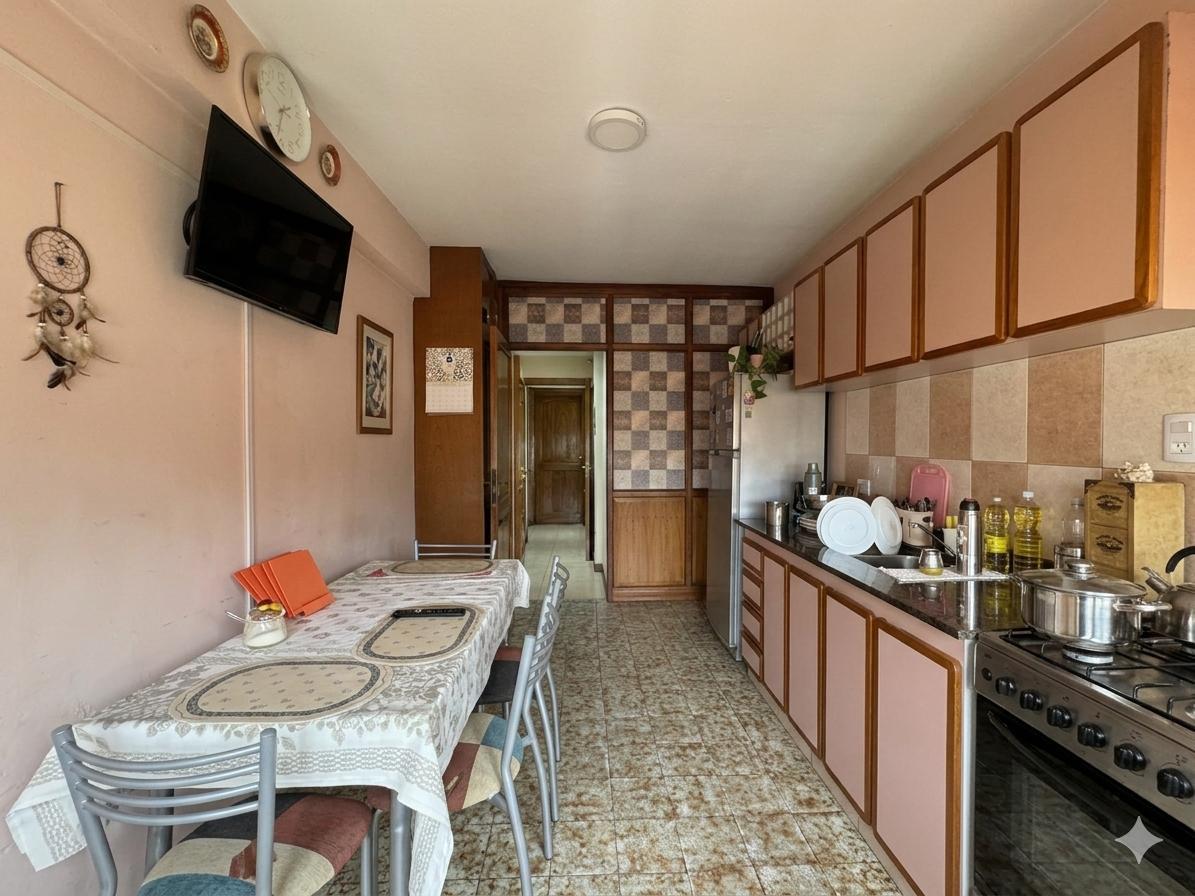 Foto de Casa 5 ambientes, con patio, quincho y pileta. Cocheras varios autos, imagen 5
