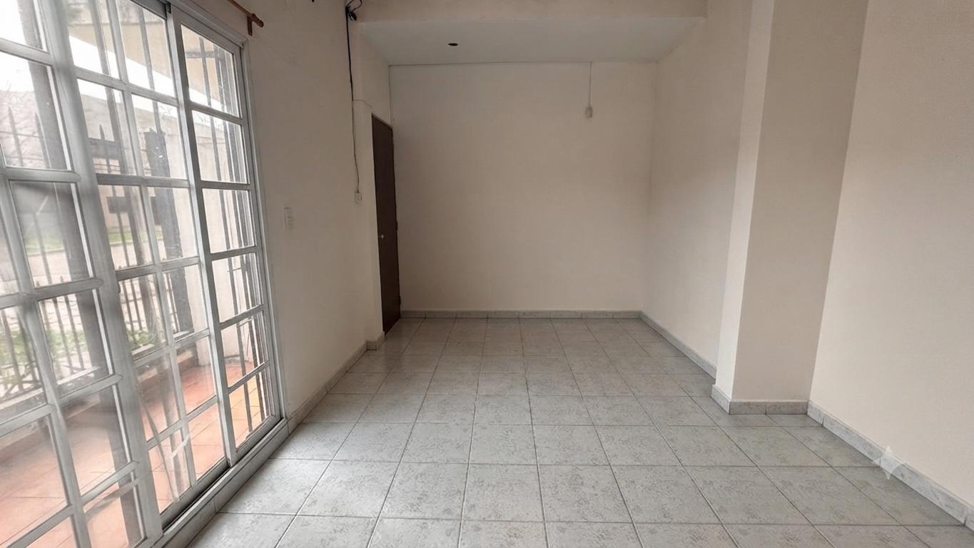 Foto de Casa en venta en Quilmes, 6 amb con cochera y patio, imagen 2