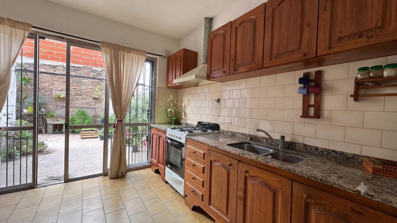 Foto de Casa en venta en Quilmes, 6 amb con cochera y patio, imagen 1