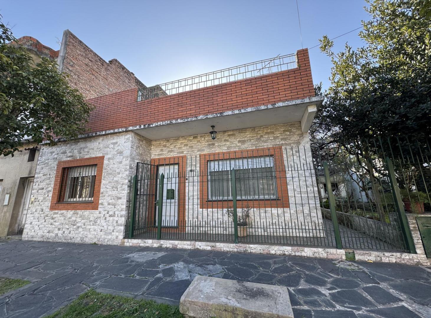 Foto de Casa en venta en Wilde, patio, cochera y terraza, imagen 2
