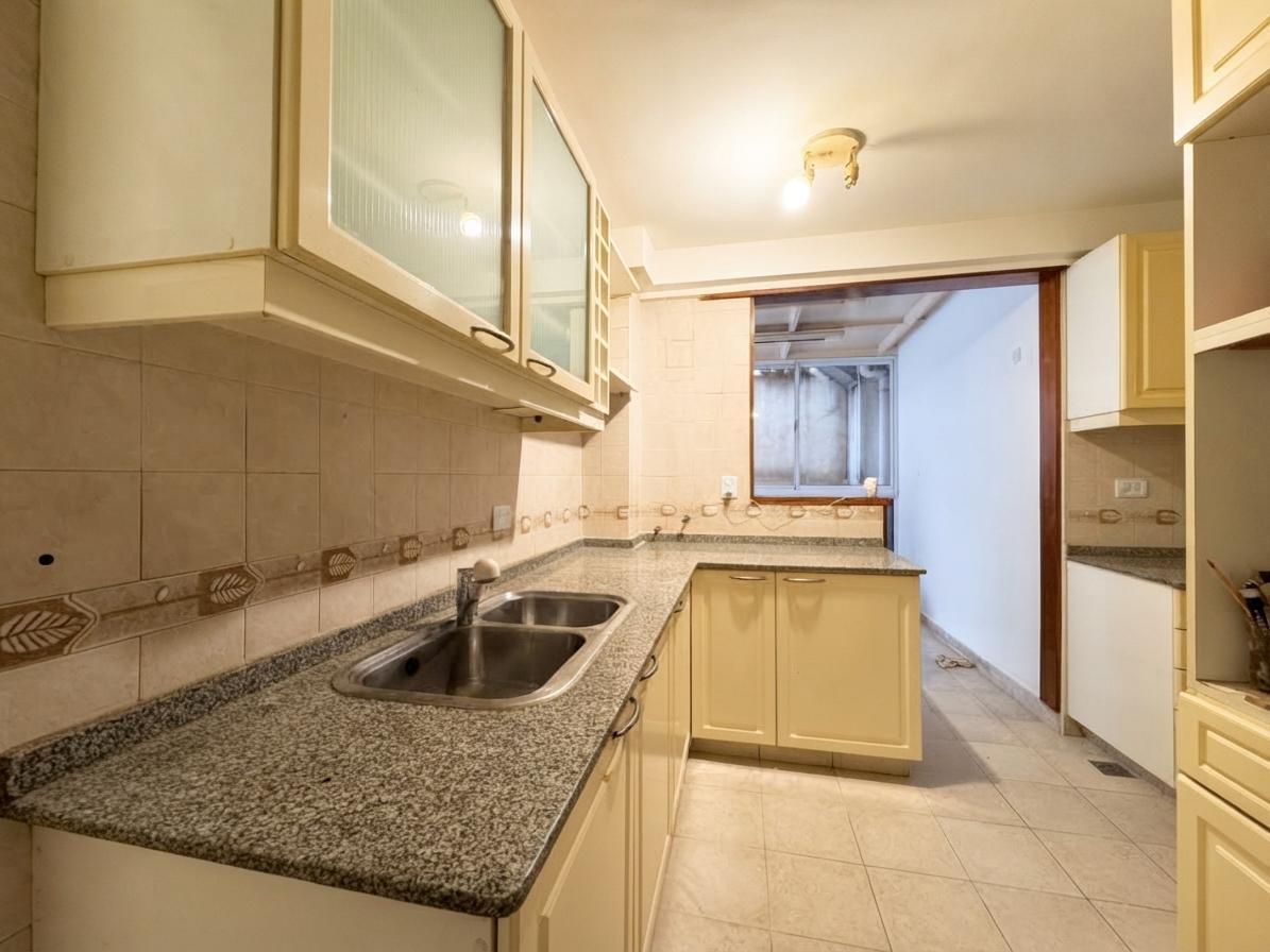 Foto de Departamento 5 ambientes, con patio y cochera en venta, Balvanera, imagen 4