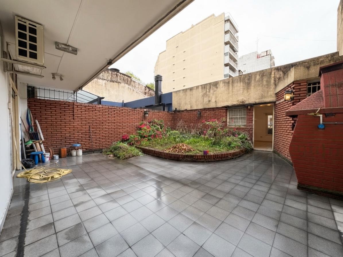 Foto de Departamento 5 ambientes, con patio y cochera en venta, Balvanera, imagen 1