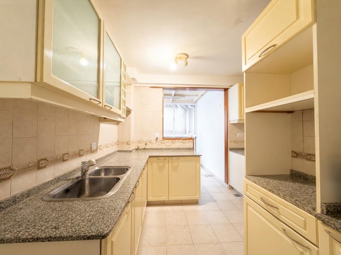 Foto de Departamento 5 ambientes, con patio y cochera en venta, Balvanera, imagen 3