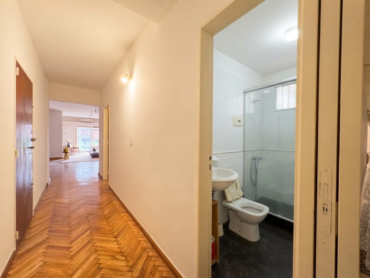 Foto de Departamento 5 ambientes, con patio y cochera en venta, Balvanera, imagen 2