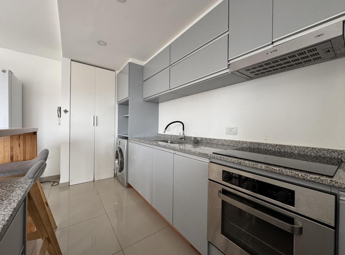Foto de Departamento en alquiler plaza conesa, quilmes centro con cochera, imagen 1