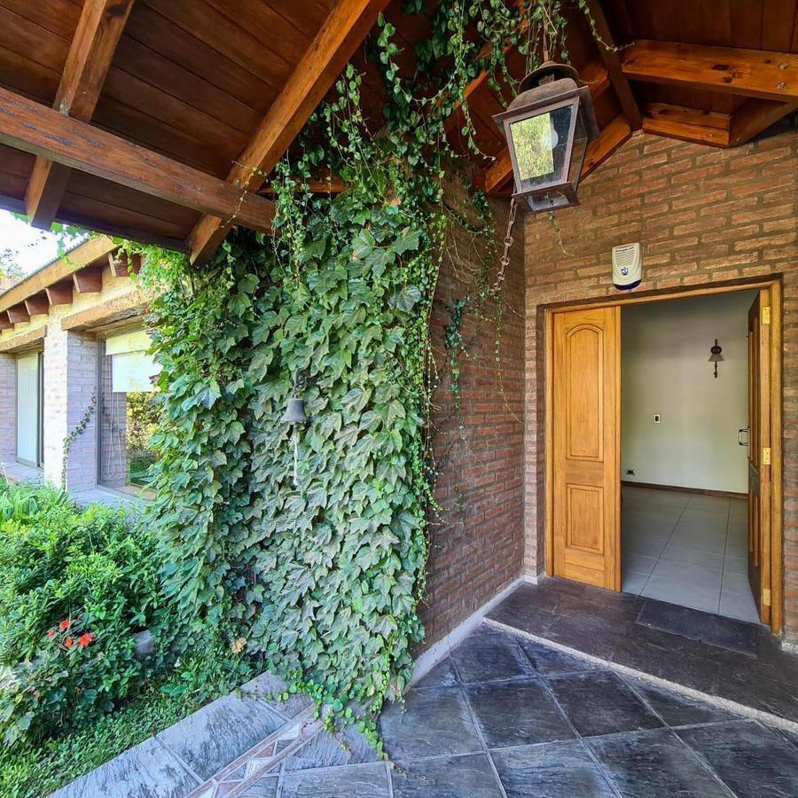 Casa de Categoria en Barrio San Isidro, 3 Habitaciones, 3 Baños, Pileta, Quincho 4