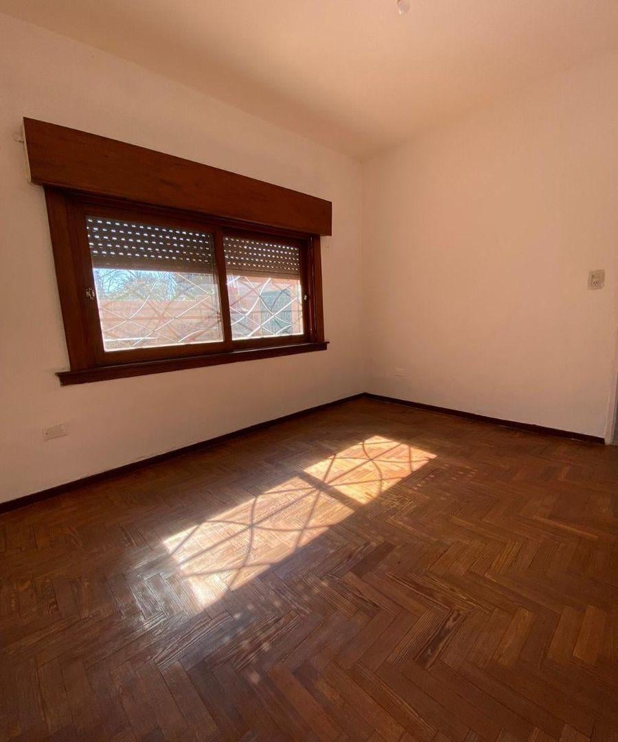 Foto de CASA EN ALQUILER DE 5 AMBIENTES EN CIRC. 3° SECC. 3 - CIUDAD EVITA., imagen 3
