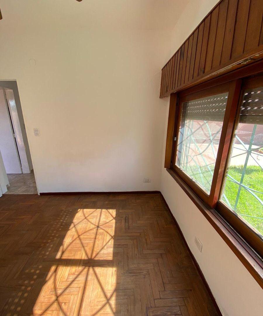 Foto de CASA EN ALQUILER DE 5 AMBIENTES EN CIRC. 3° SECC. 3 - CIUDAD EVITA., imagen 4