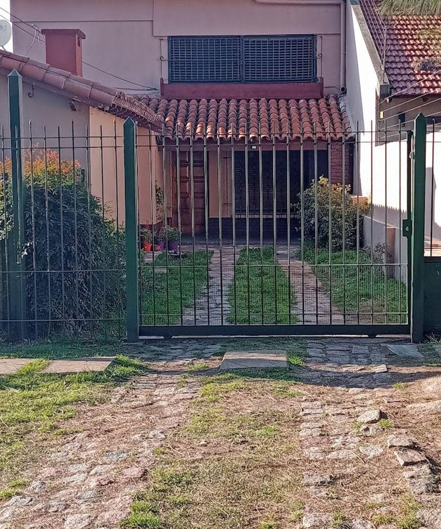 CASA EN ALQUILER DE 5 AMBIENTES EN CIRC. 3° SECC. 3 - CIUDAD EVITA.
