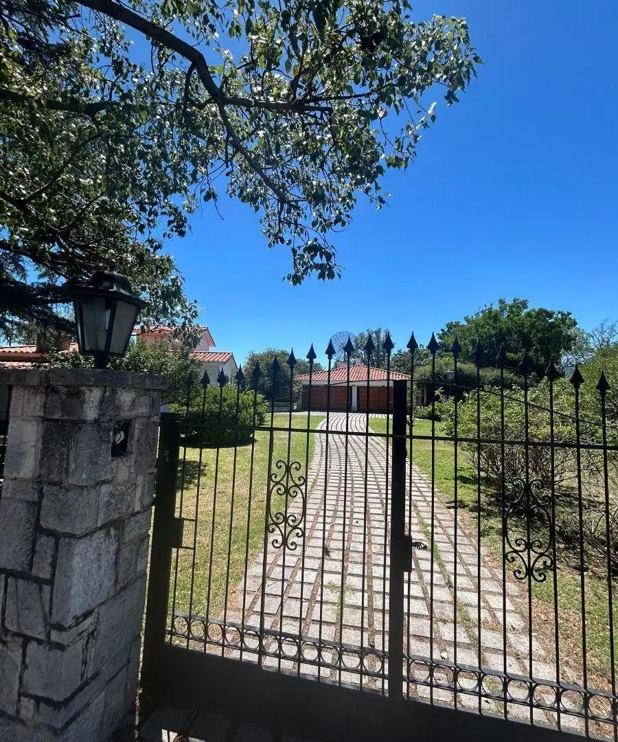 Imponente casa en barrio Alto Verde - Oportunidad imperdible. 5