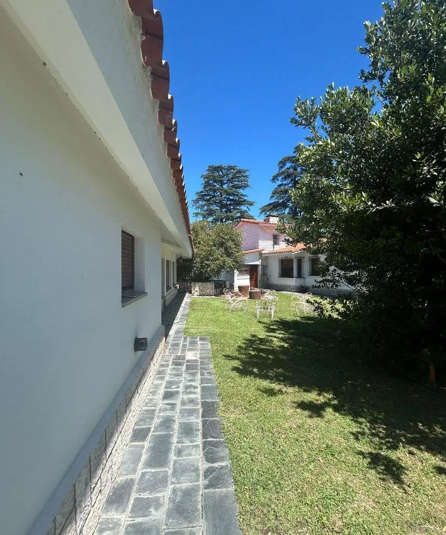 Imponente casa en barrio Alto Verde - Oportunidad imperdible. 1