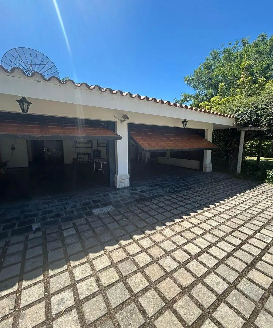 Imponente casa en barrio Alto Verde - Oportunidad imperdible. 4