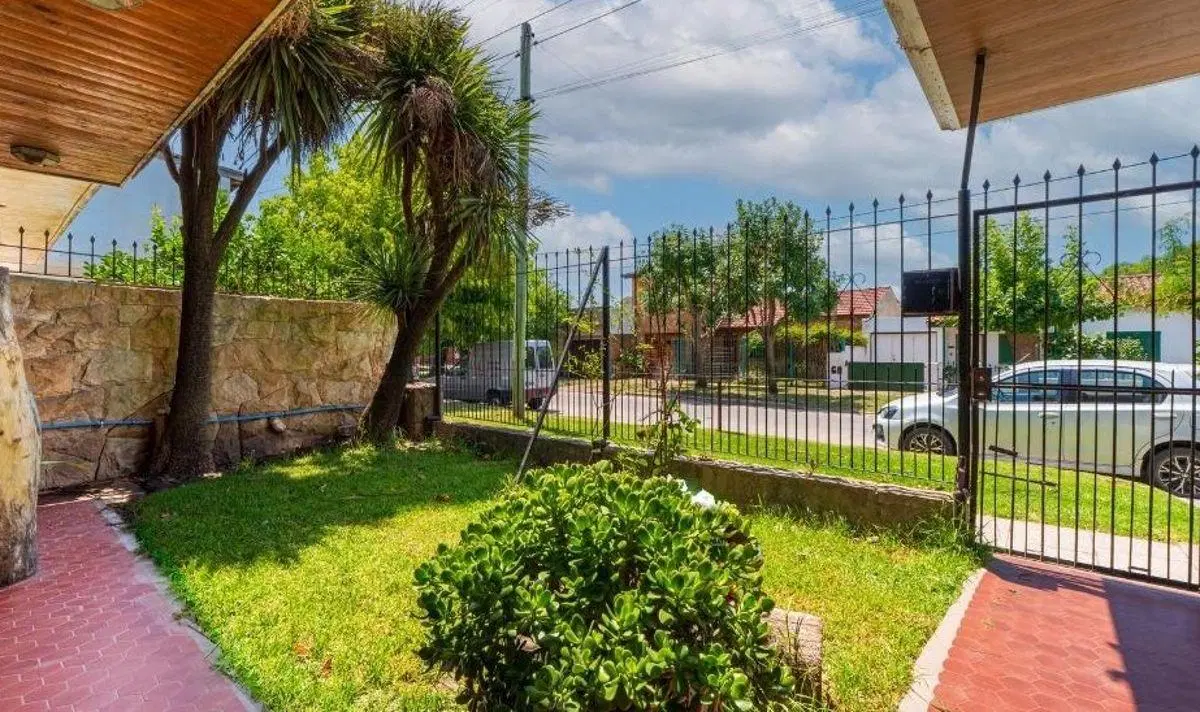OPORTUNIDAD! Chalet 5 ambientes + quincho + parque / APTO CREDITO 2