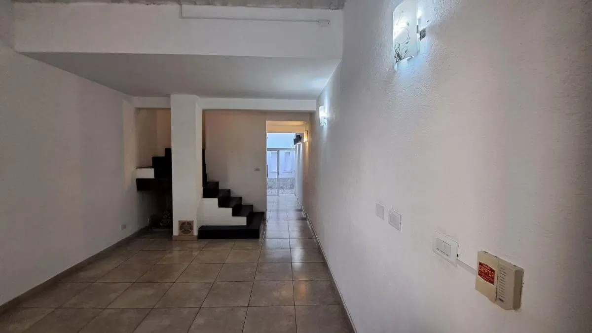 Dúplex 3 ambientes con cochera cubierta en barrio San Carlos 3