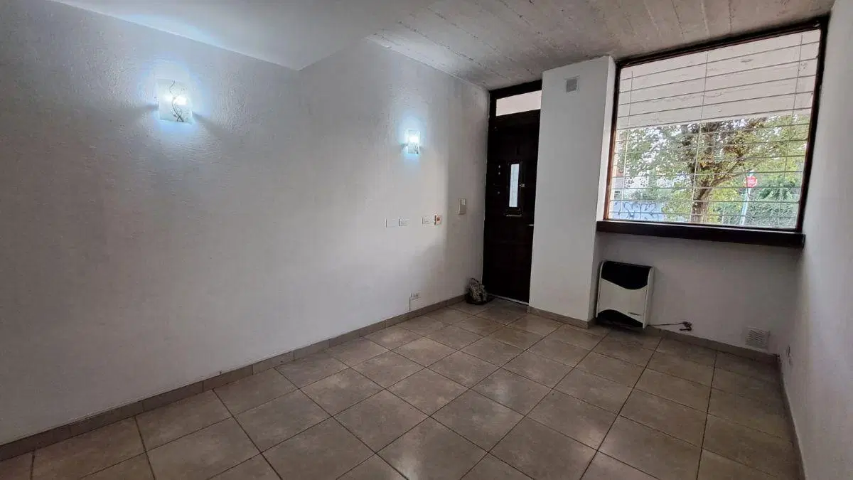 Dúplex 3 ambientes con cochera cubierta en barrio San Carlos 1