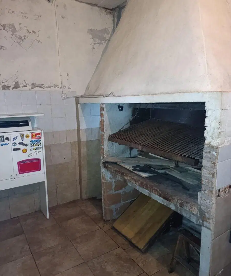AMPLIO LOCAL MULTIRUBRO EN UBICACIÓN ESTRATÉGICA EN LOS PINARES 2