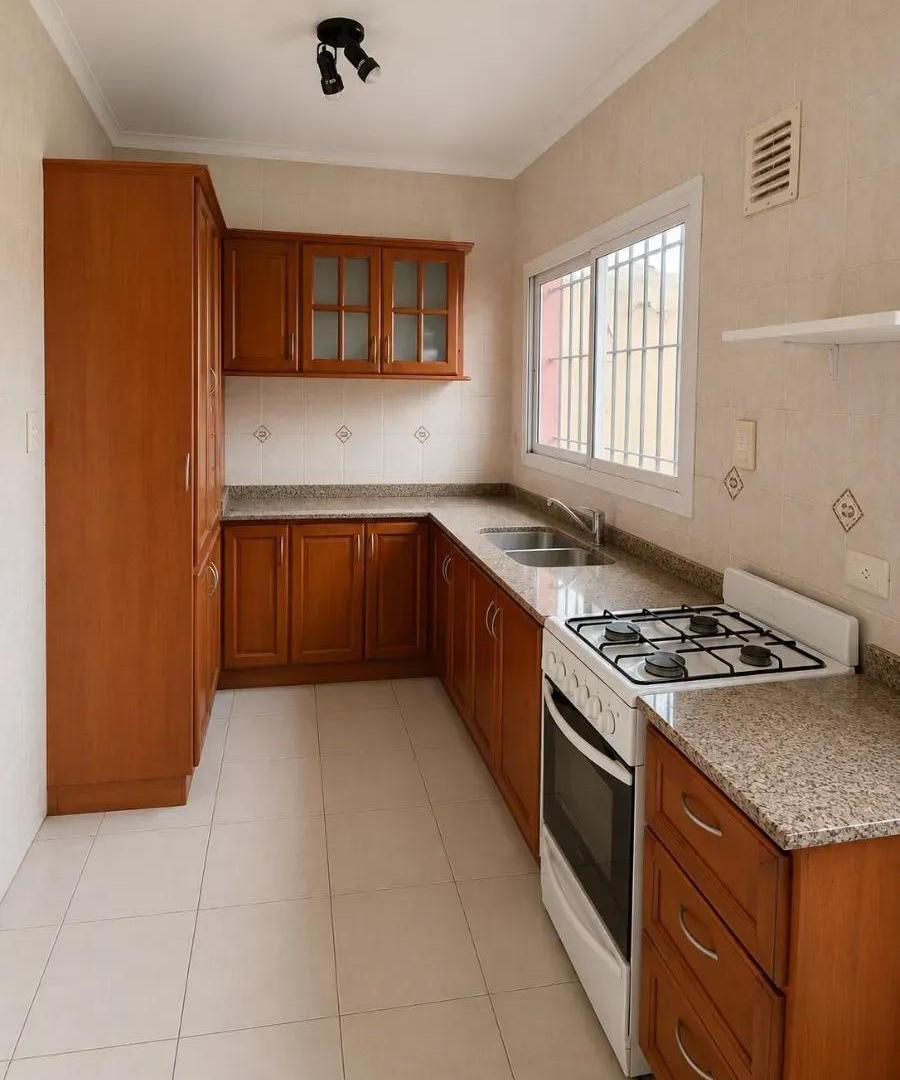 Foto de Triplex 4 ambientes en Parque Luro + quincho + pileta, imagen 3