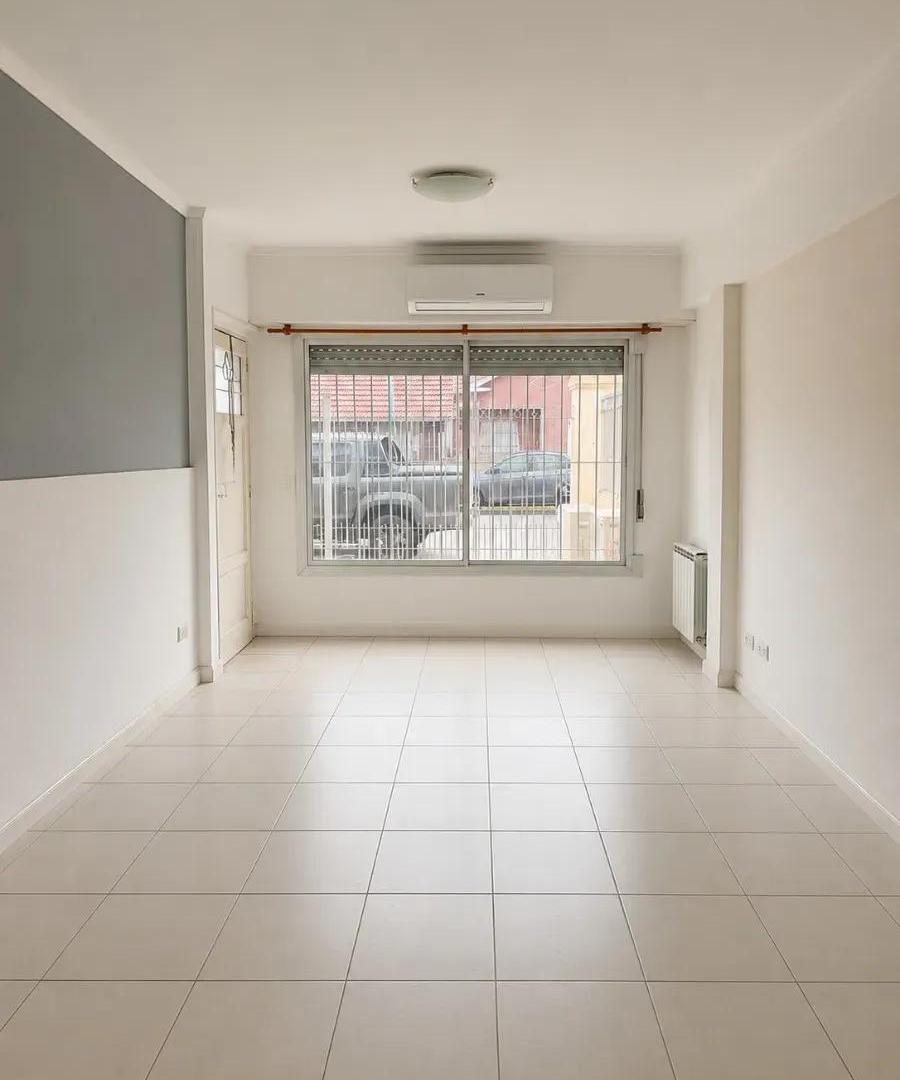 Foto de Triplex 4 ambientes en Parque Luro + quincho + pileta, imagen 1