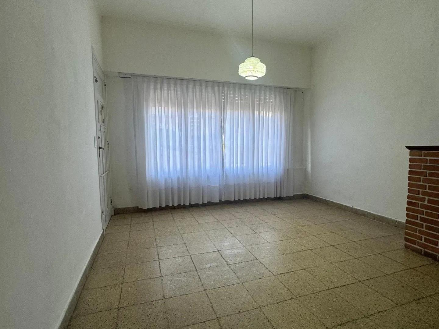 Foto de Alquiler Casa 3 Ambientes Con Patio Cochera | San José, imagen 1