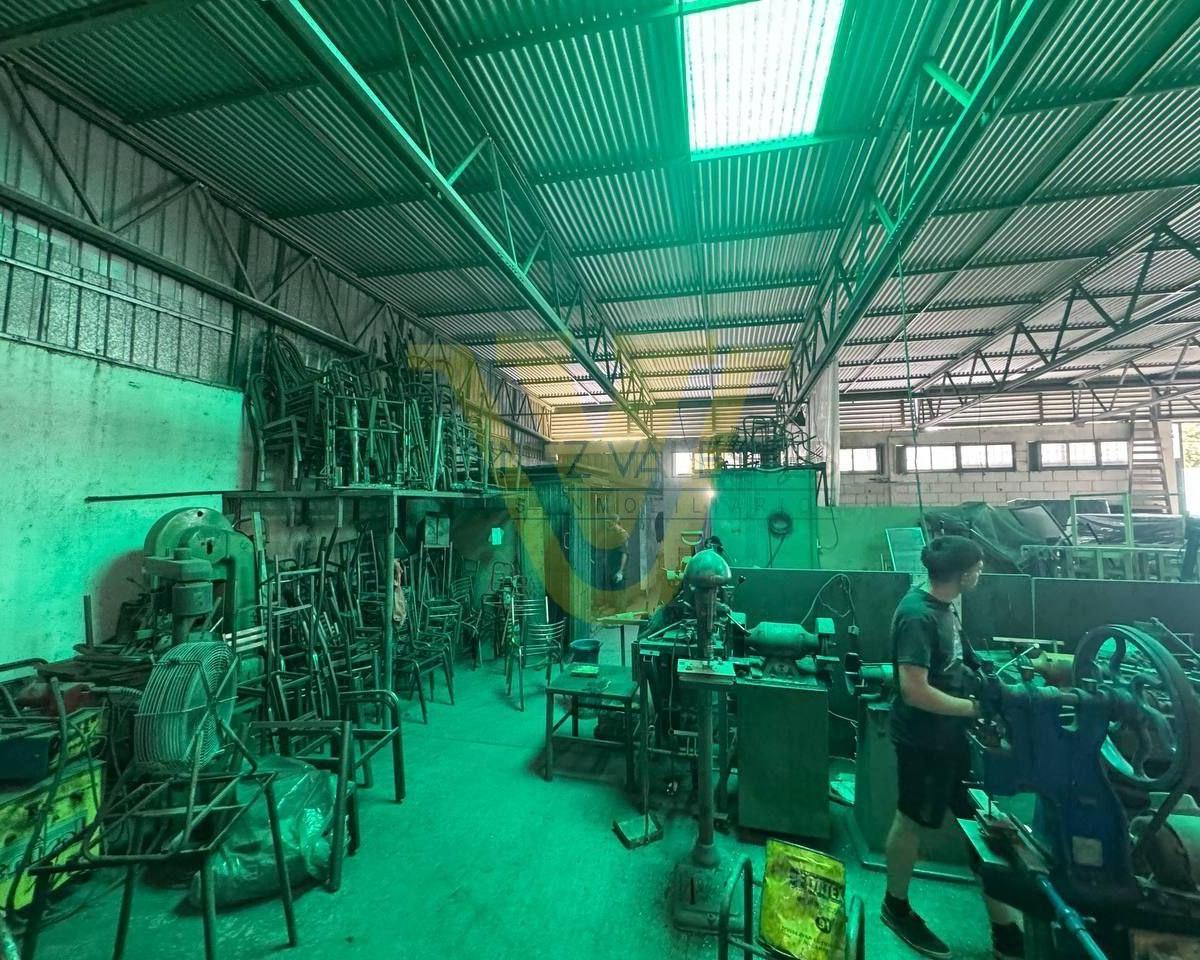 Galpón 353 m² + Oficinas y Salon de Venta 92 m² + Depto 1 Dorm. (Gv 033) 4