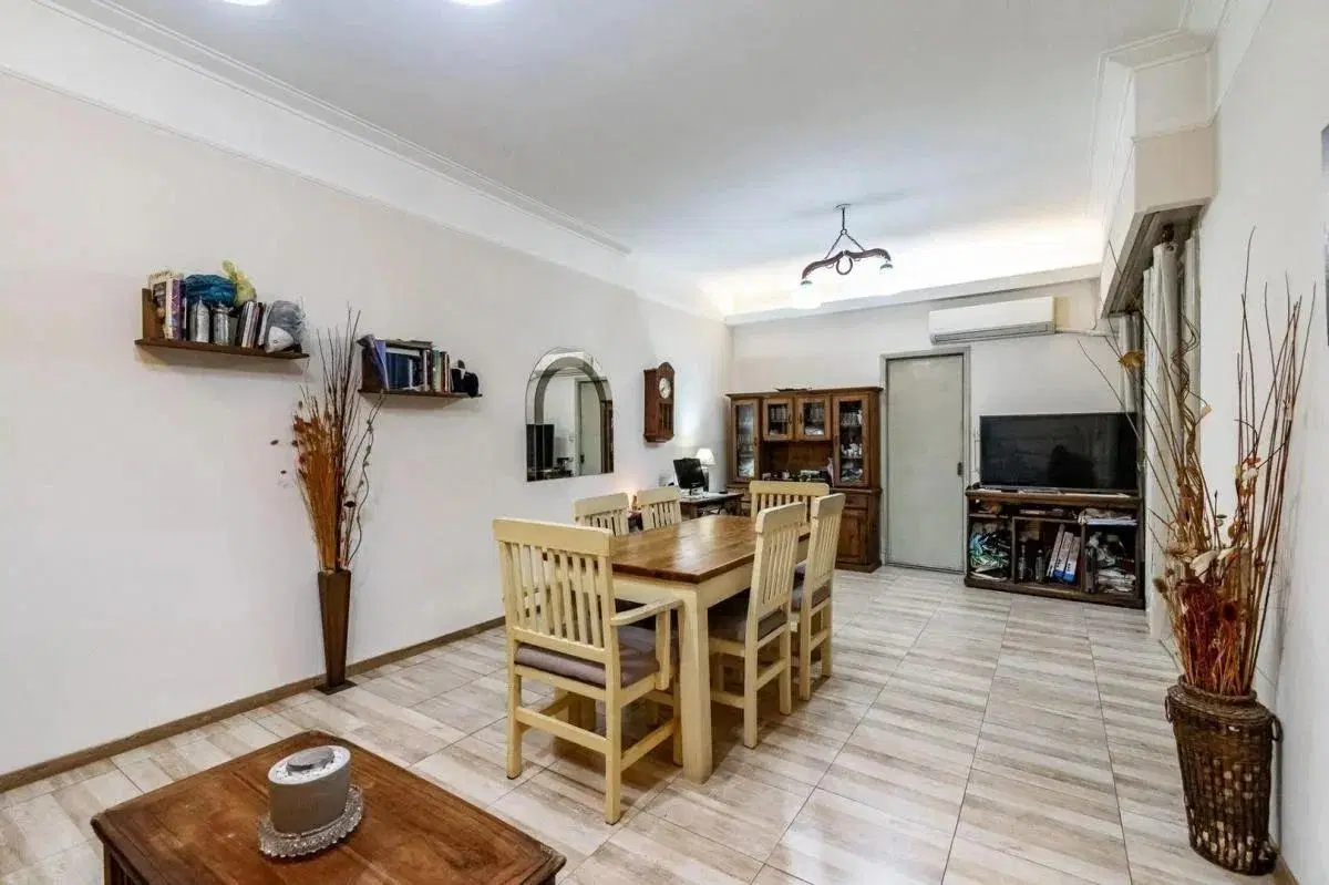 Departamento 4 ambientes con patio en Flores 5