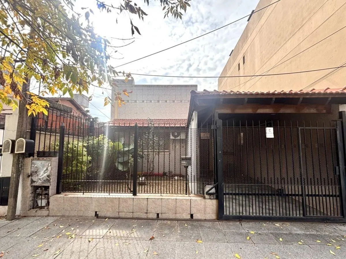 ¡Oportunidad en excelente ubicación! PH con garage, patio y gran potencial en Lomas de Zamora 5