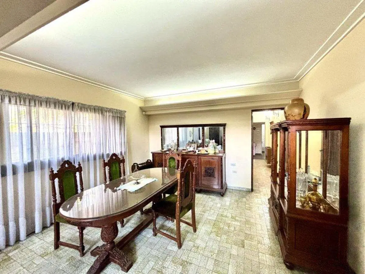 ¡Oportunidad única! Chalet en lote doble con jardín, cochera y parque en José Mármol APTO CREDITO 5