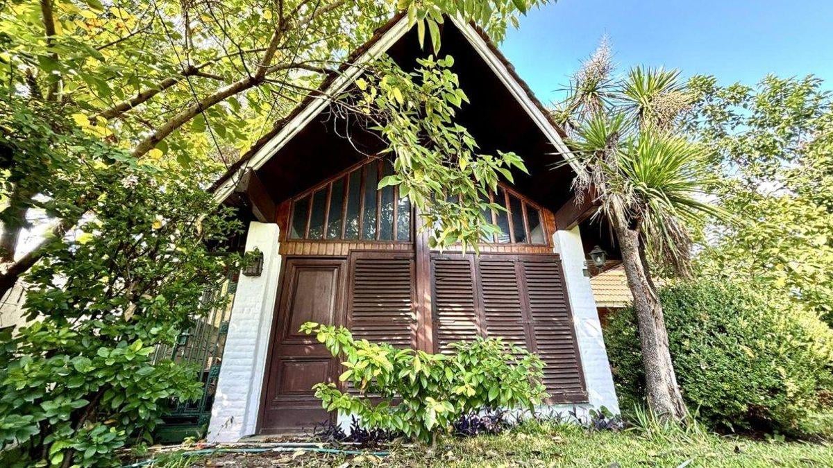 ¡Oportunidad única! Chalet en lote doble con jardín, cochera y parque en José Mármol APTO CREDITO