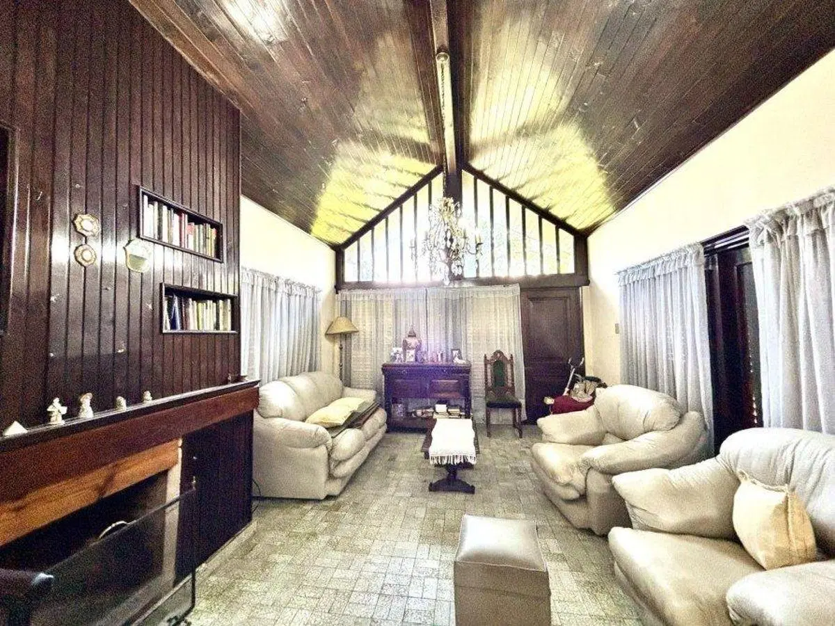 ¡Oportunidad única! Chalet en lote doble con jardín, cochera y parque en José Mármol APTO CREDITO 4
