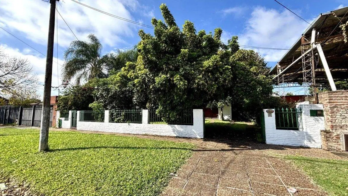 ¡Oportunidad única! Chalet en lote doble con jardín, cochera y parque en José Mármol APTO CREDITO 2