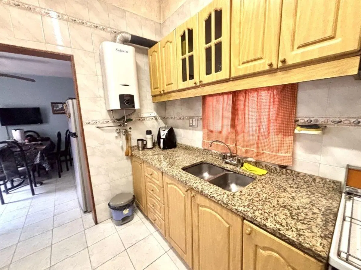¡Oportunidad en excelente ubicación! PH con garage, patio y gran potencial en Lomas de Zamora 8