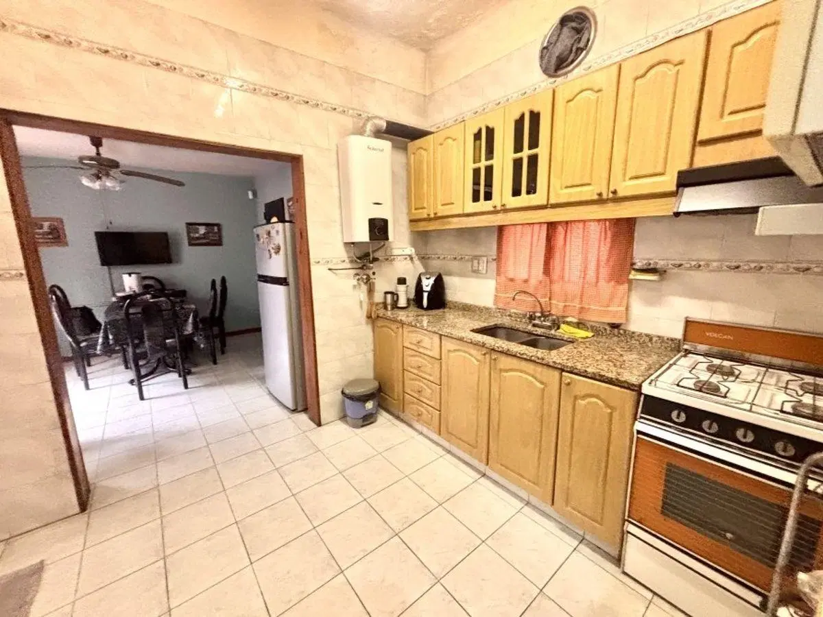 ¡Oportunidad en excelente ubicación! PH con garage, patio y gran potencial en Lomas de Zamora 5