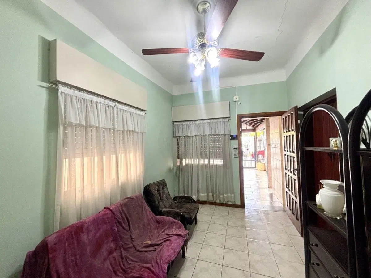 ¡Oportunidad en excelente ubicación! PH con garage, patio y gran potencial en Lomas de Zamora 4