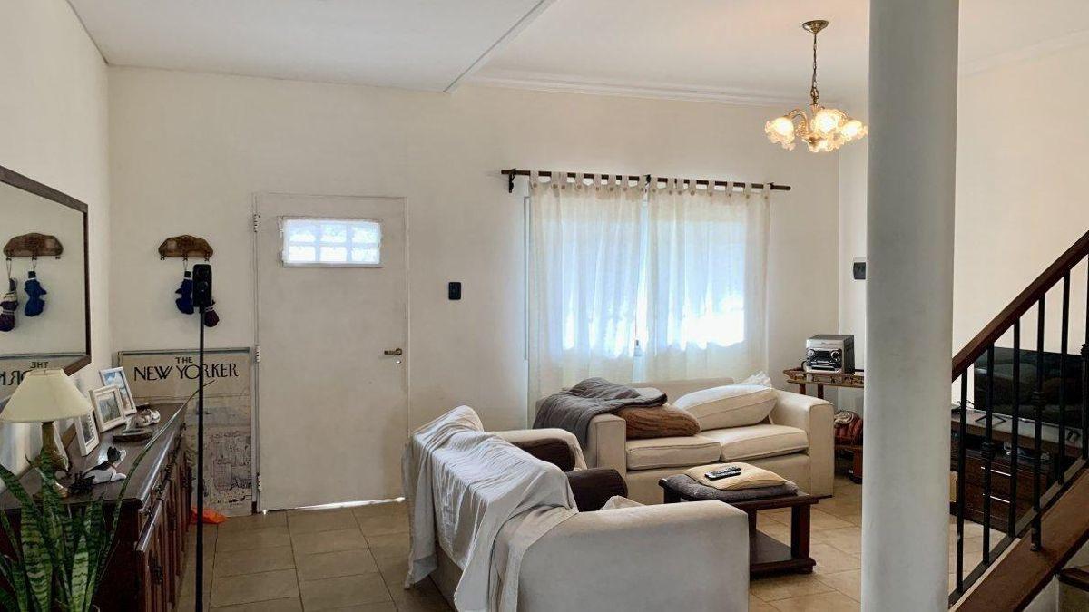Foto de Casa APTA CREDITO en Venta 5 ambientes con pileta y quincho, imagen 2