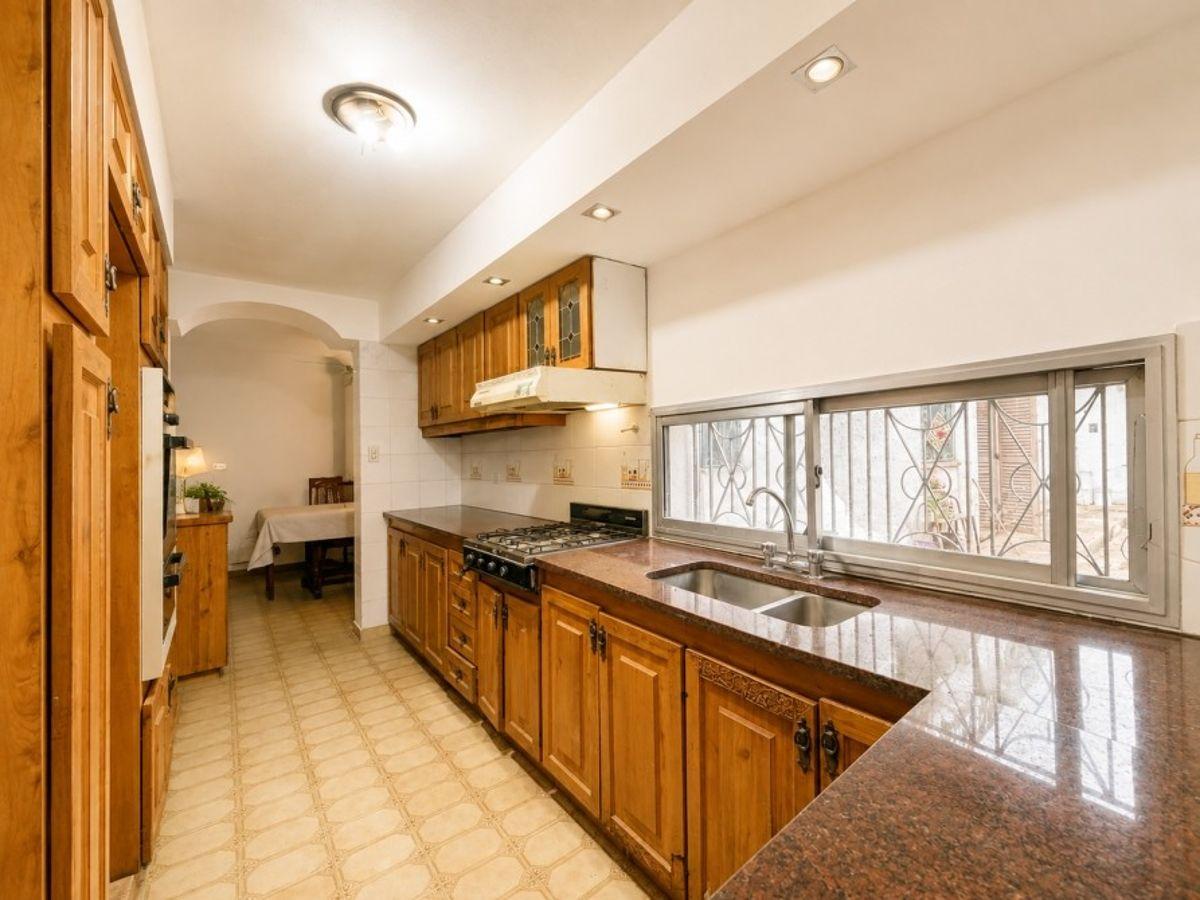 Foto de Amplio Chalet en Esquina con Jardín, Patio y Doble Entrada, imagen 4