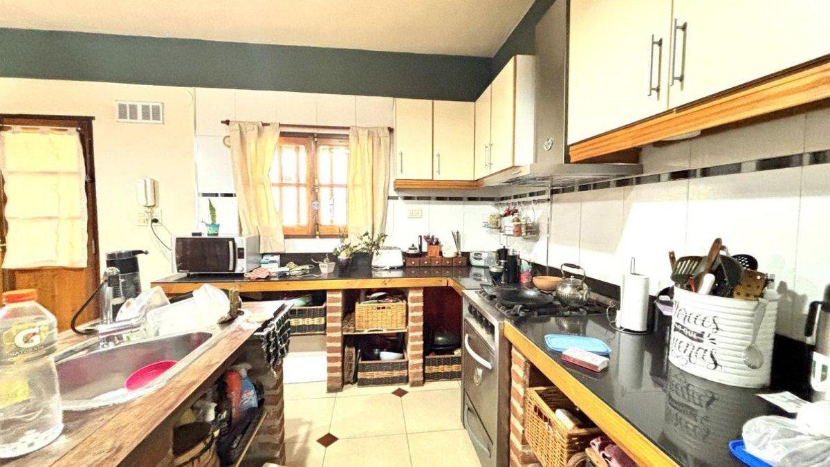 Foto de Casa 4 ambientes en venta con garage y jardin, ACEPTA PERMUTA DE MENOR, imagen 3