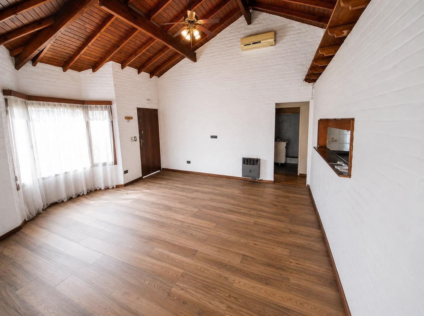 Foto de Casa en alquiler 4 ambientes con cochera y terraza en Ituzaingó, imagen 2