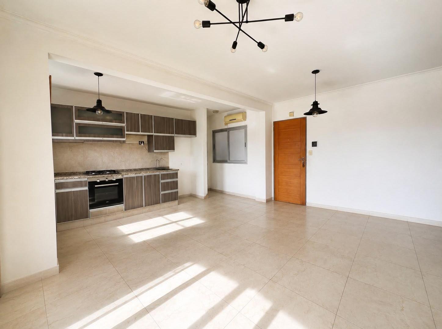 Foto de Departamento 2 ambientes con balcón y cochera en Morón, imagen 2