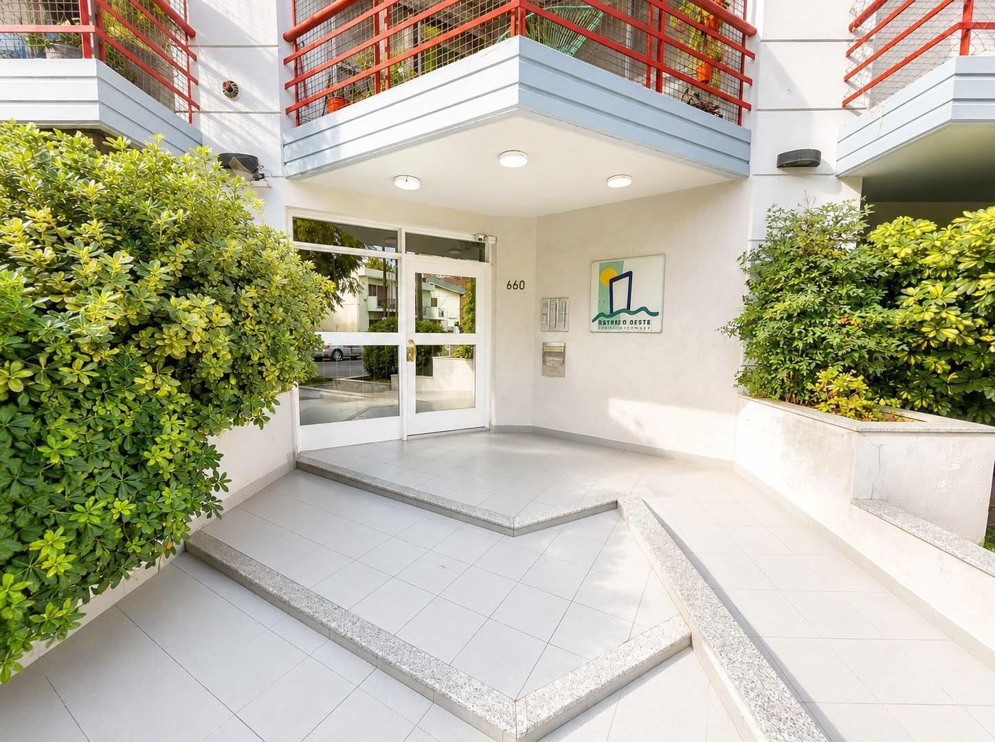 Foto de Venta Departamento 3 ambientes con cochera y balcón Morón, imagen 1