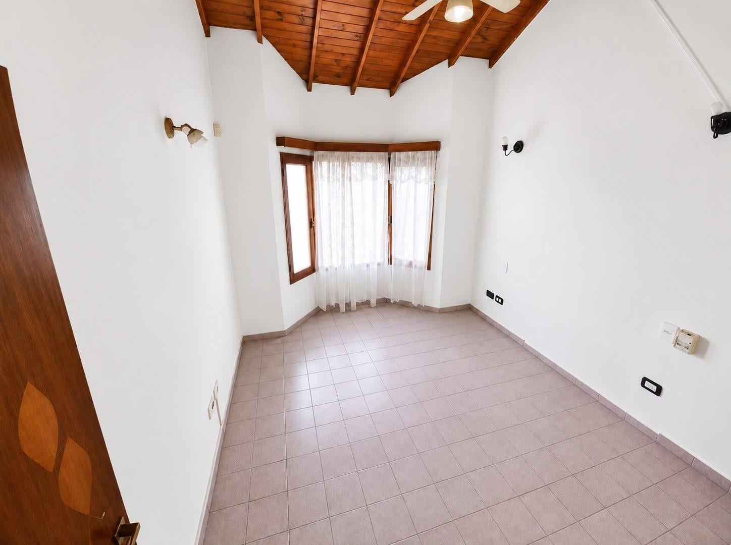 Foto de Casa en alquiler 4 ambientes con cochera y terraza en Ituzaingó, imagen 3